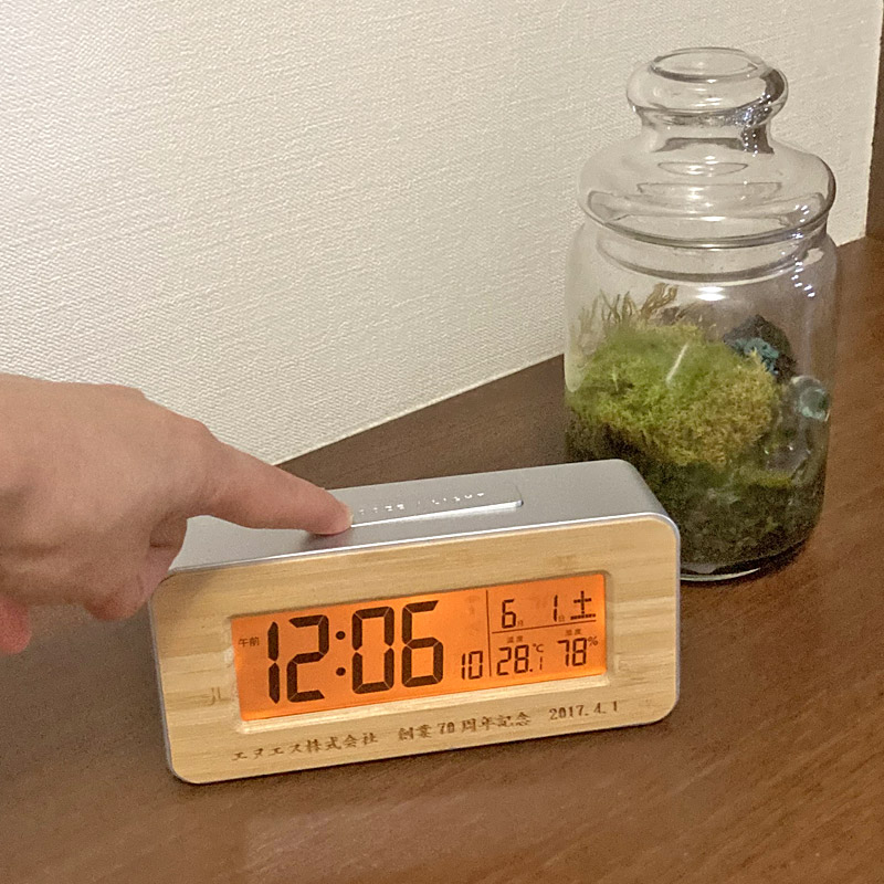 上のボタンを押すとバックライトが付きます。