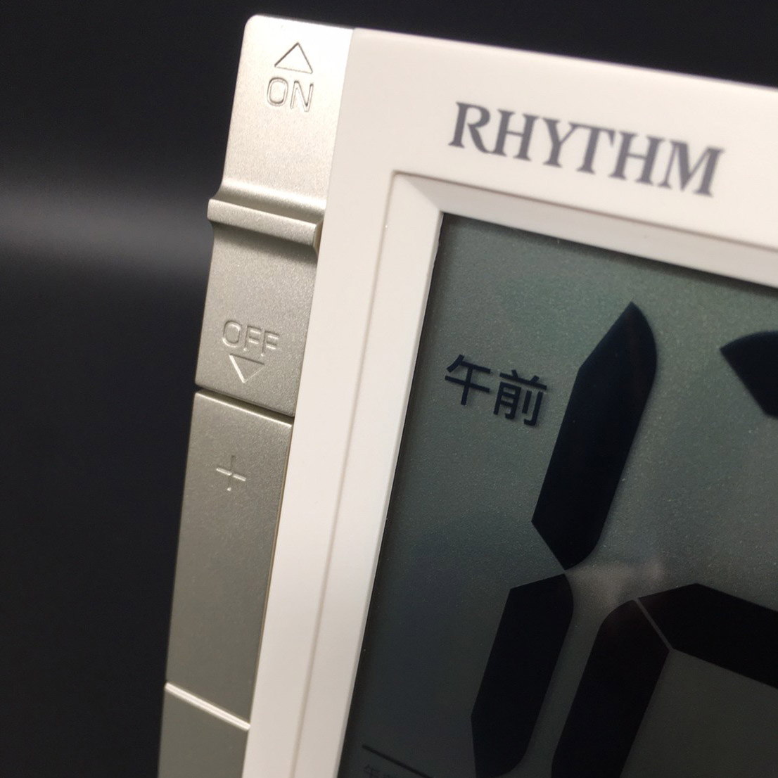 アラーム等はサイドのスイッチで操作。
