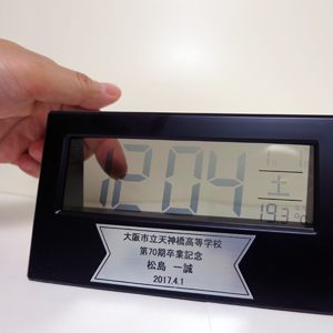 上のボタンを押すとバックライト（青色）が付きます。暗くても時間確認は問題ありません。