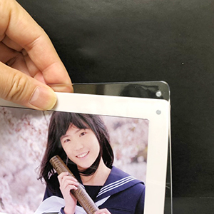 L版（89ｘ127mm)のヨコ型はすっぽり入るサイズ。