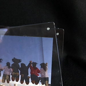 L版（89ｘ127mm)のヨコ型はすっぽり入るサイズ。