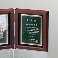 レーザー彫刻ブック型フォトフレーム木製表彰楯 WEA-SHP-7436 (190×160mm）
